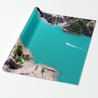 PAPEL DE REGALO BLANCO EN AGUA AZUL MARINA DURANTE EL DÍA