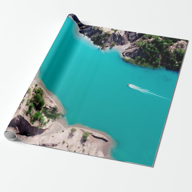 PAPEL DE REGALO BLANCO EN AGUA AZUL MARINA DURANTE EL DÍA (Desenrollado)