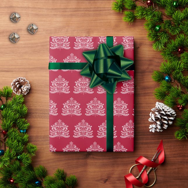 Papel De Regalo Blanco sobre el árbol nórdico de Navidad rojo (Subido por el creador)