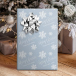 Papel De Regalo Blue Snowflakes Merry Christmas Script Personaliza<br><div class="desc">El papel de envolver de regalo para navidades incluye copos de nieve,  caligrafía moderna con escritura navideña y texto personalizado sobre fondo azul editable en color. Personalizar el color de fondo con su elección.</div>