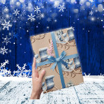 Papel De Regalo Blue Vintage Christmas Sleigh |<br><div class="desc">Añada un toque de encanto de vacaciones clásicas con el papel de envolvimiento Blue Vintage Christmas Sleigh. Este papel de envolvimiento de alta calidad presenta un diseño nostálgico de trineo vintage sobre fondo azul, aportando un espíritu festivo atemporal a sus regalos. Perfecto para crear regalos hermosamente envueltos que capturan la...</div>