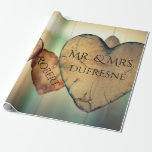 Papel De Regalo Boda/aniversario de corazones personalizados<br><div class="desc">Añada un toque personal a su regalo de regalo con este hermoso envoltorio de regalo de corazón de madera con personalización de apellido y nombre.  Un gran envolvimiento para bodas y aniversarios.</div>