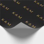 Papel De Regalo Boda Novia Novio Iniciales Monograma Dorado Negro<br><div class="desc">Diseñado con plantilla de texto para iniciales monogramadas que puedes personalizar. También puedes cambiar los colores como desees.</div>