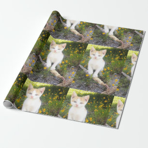 Papel De Regalo Bonito Kitty entre flores.