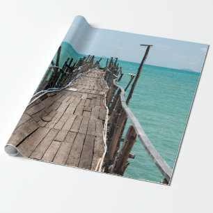 Papel De Regalo Bonito puente de madera con fondo de mar azul en S