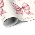 Papel De Regalo Bow rosa de moda personalizado con monograma de no<br><div class="desc">Haga que sus regalos sean inolvidables con nuestro moderno Papel de envolvimiento personalizado de color rosa, diseñado para los que aman una mezcla de encanto vintage y elegancia moderna. El papel envolvente presenta un delicado arco acuarela en un suave tono rosa, perfecto para añadir un toque de estética de coqueta...</div>