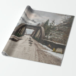 PAPEL DE REGALO BRIDE DE ARCHIVO DE CONCRETO GRIS JUNTO AL ÁRBOL D