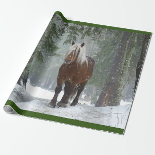 Papel De Regalo Caballo marrón en un bosque de invierno con nieve