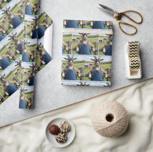 Papel De Regalo Cabra con overol de mezclilla azul