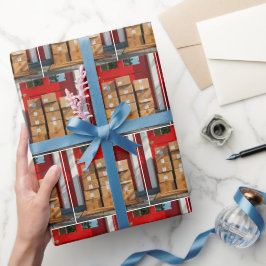 Papel De Regalo Cajas de cartón apiladas por una puerta roja