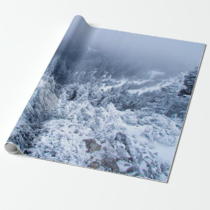 Papel De Regalo Calmo día de invierno nublado sobre las montañas