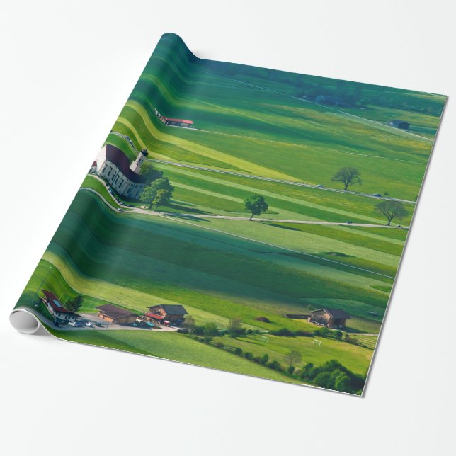 Papel De Regalo Campiña verde alemana con iglesia Rd romántico. (Desenrollado)