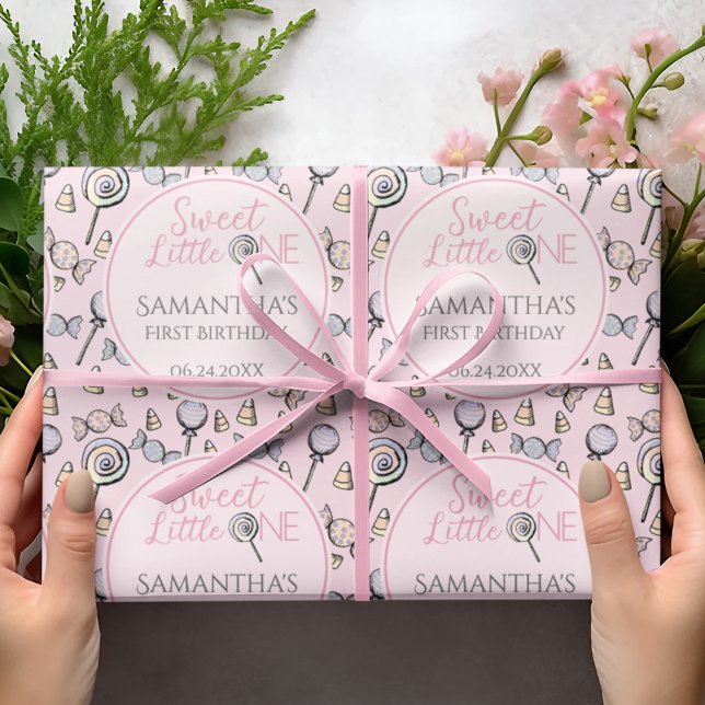 Papel De Regalo Candy rosa Baby Shower dulce pequeño (Pink Baby Girl Wrapping Paper for 1st Birthday. Sweet Little One Hand-Drawn Candy & Lollipop Pattern)