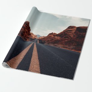 PAPEL DE REGALO CARRETERA DE ASFALTO NEGRO ENTRE LA FORMACIÓN DE R
