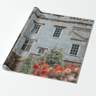 PAPEL DE REGALO CASA BROWN DE LADRILLO CERCA DE FLORES ROJOS