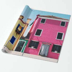 PAPEL DE REGALO CASAS DE CONCRETO AMARILLO Y ROSA DURANTE EL DÍA