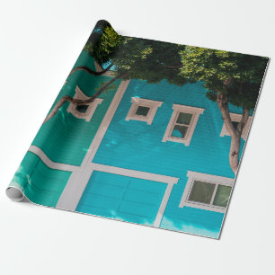 Papel De Regalo Casas verdes y azules junto a árboles en la acera