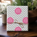 Papel De Regalo Chevrras grises y rosas con monograma Personalizad<br><div class="desc">Un diseño Art Deco zig zag audaz en colores frescos y alegres. Si necesita ajustar los monogramas,  haga clic en el botón personalizar y realice cambios.</div>