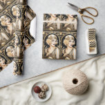 Papel De Regalo chica de flapper de los años 20 grandes gatsby fie<br><div class="desc">Un bello chica rubio Flapper lleva puesto un lustre dorado y un turbante que parecen brillar y brillar contra el fondo negro. Lleva un ojo negro grueso y un pintalabios rojo oscuro que hacen que su piel de porcelana parezca irradiarse en la luz. Está enmarcada en un marco retro, de...</div>