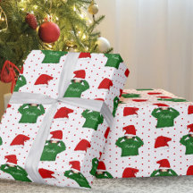 Chica linda con capucha verde y sombrero de Santa 