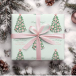 Papel De Regalo Chinoiserie Pink Green Merry Christmas<br><div class="desc">Árbol de Navidad acuarela adornado con colores rosa y blanco (adornos chinoyanos,  flores de poinsettia,  arcos rosas). Estos elementos fueron pintados a mano por el suyo antes de ser arreglados en un patrón de repetición con la capacidad de añadir texto personalizado.</div>