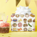 Papel De Regalo Cocina judía de fiesta de cena de comida impresa<br><div class="desc">El diseño presenta un ilustracion original de una variedad de platos populares en la cocina judía: babka, bagel con queso crema y lox, rugelach, blintzes de arándano azul, hamantash, sandwich de uben, piquete de eneldo kosher, matzah, pichón de espinacas, shakshuka, todo bagel, macaroón de coco, ensalada israelí, kugel, boukrekrekrauchu. como,...</div>
