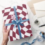 Papel De Regalo Colección de boda violeta Borgoña a cuadros<br><div class="desc">Productos de fiesta de boda de temática de color rojo borgoña oscuro moderno bohemio. Diseño de cuadros deformados retro de moda,  platos de papel a cuadros deformados en un hermoso y elegante color rojo borgoña oscuro y blanco.</div>