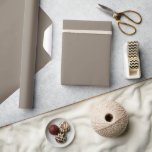 Papel De Regalo Color sólido de piedra cálida color marrón<br><div class="desc">Papel de envoltura de color sólido en una gran variedad de colores para todos sus regalos de boda y ducha. Los colores para 2025 son oscuros y audaces y esto es lo que encontrarás en mis últimos diseños con nombres de colores de varias empresas de diseño.</div>