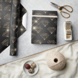 Papel De Regalo Compromiso Elegante De Bodas De Diamantes De Color<br><div class="desc">Papel de envolvimiento elegante de casamiento de diamante negro y dorado presenta un elegante patrón de diamantes brillantes de oro sobre un fondo negro. Perfecto para bodas,  compromisos,  aniversario y mucho más. Diseñado por Evco Studio www.zazzle.com/store/evcostudio</div>