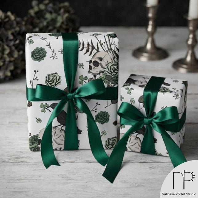 Papel de regalo con calaveras verde y blanco para  (Hand-drawn green and white skull clover St Patricks Day wrapping paper for alternative edgy gifts.)
