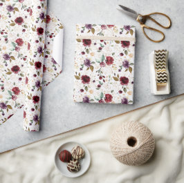 Papel de regalo con estampado floral en vino dorad