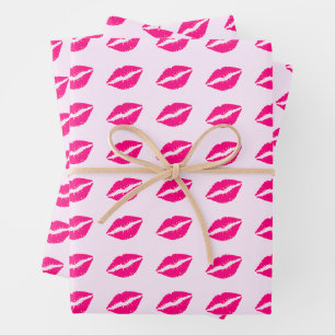 Papel de regalo con huella de labios rosados