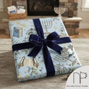 Papel de regalo con menorá de Hanukkah dibujada a 