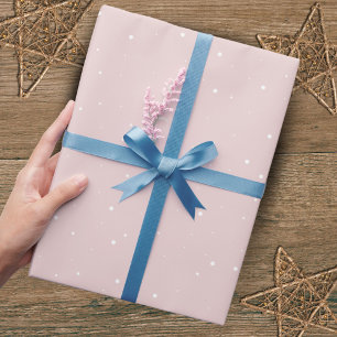 Papel de regalo con patrón de copo de nieve rosa c