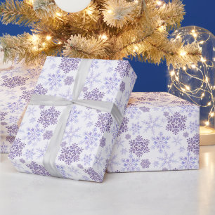 Papel de regalo con patrón de copos de nieve morad