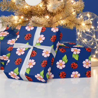 Papel de regalo con patrón de mariquita y margarit