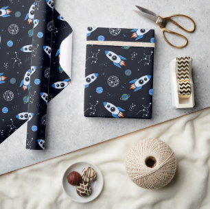 Papel de regalo con patrón de nave espacial