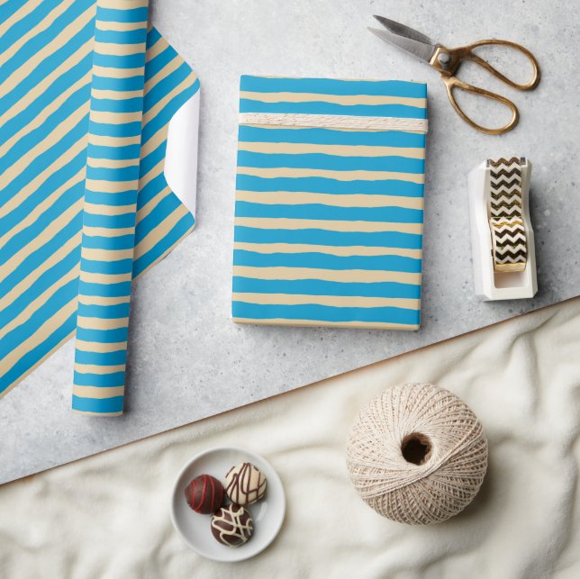 Papel de regalo con rayas onduladas azules y dorad (Artesanía)