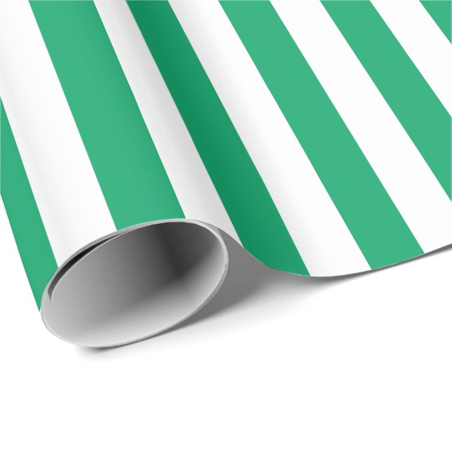 Papel de regalo con un estampado de rayas verdes y (Esquina del rollo)