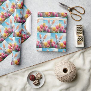 Papel De Regalo Conejo Blanco en un Jardín de Tulipanes