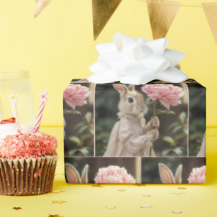 Papel De Regalo Conejo sosteniendo una peonía rosa