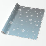 Papel De Regalo Copos de nieve blancos en el azul de plata<br><div class="desc">Copos de nieve blancos de la diversión y de las características festivas del papel de embalaje en un fondo azul plateado de la pendiente.</div>