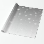 Papel De Regalo Copos de nieve blancos en la plata<br><div class="desc">Copos de nieve blancos de la diversión y de las características festivas del papel de embalaje en un fondo gris plateado de la pendiente.</div>