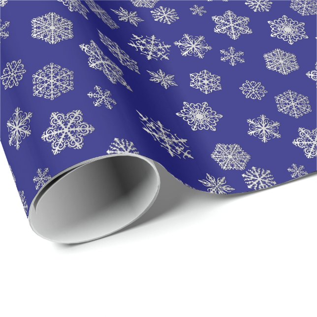 Papel De Regalo Copos de nieve de plata en un fondo azul (Esquina del rollo)