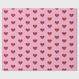 Papel de regalo corazón rojo sobre fondo rosa amor
