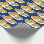 Papel De Regalo Crema agria de la compota de manzanas de los<br><div class="desc">Papel de embalaje que muestra un modelo de repetición de los dibujos animados sonrientes del latke en una placa con la crema agria y la compota de manzanas toda en un fondo azul.</div>