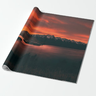 PAPEL DE REGALO CUERPO DE AGUA CERCA DE MONTAÑAS EN GOLDEN HOUR