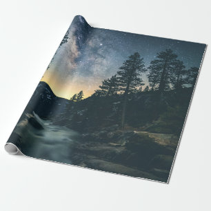 PAPEL DE REGALO CUERPO DE AGUA ENTRE ÁRBOLES