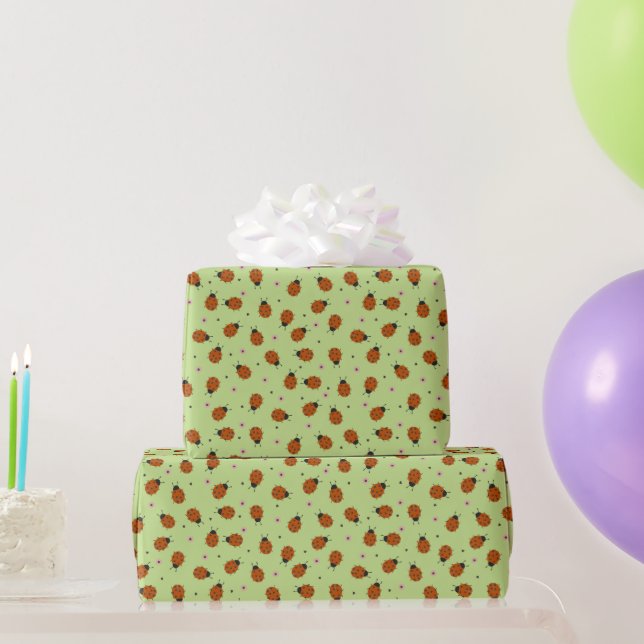 Papel De Regalo Cute ladybugs Easter pattern on light green (Regalos de fiesta)