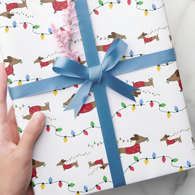 Papel De Regalo Dachshund Robando las luces del árbol de Navidad (Naughty wiener dog - stealing Christmas tree lights - gift wrap for dachshund moms and doxie dads)